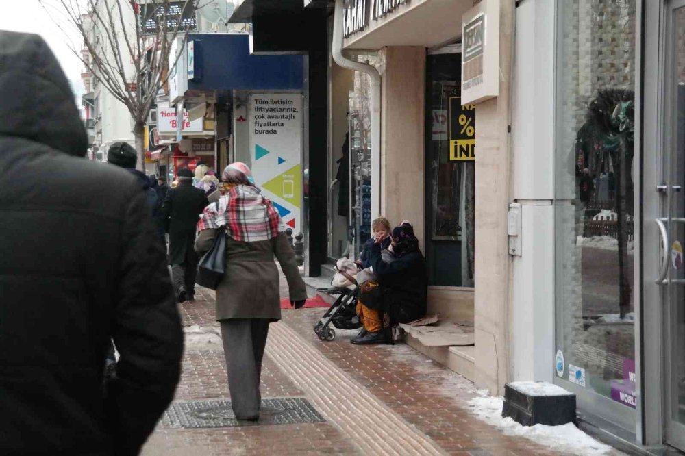 Soğuk Havada Çocuğuyla Dilenen Kadın Pes Dedirtti