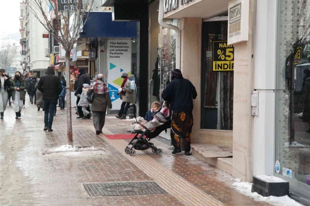 Soğuk Havada Çocuğuyla Dilenen Kadın Pes Dedirtti