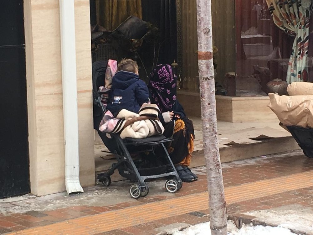 Soğuk Havada Çocuğuyla Dilenen Kadın Pes Dedirtti