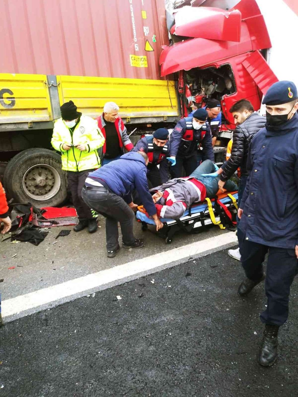 TEM Otoyolunda Tıra Çarpan Tırın Şoförü Yaralandı