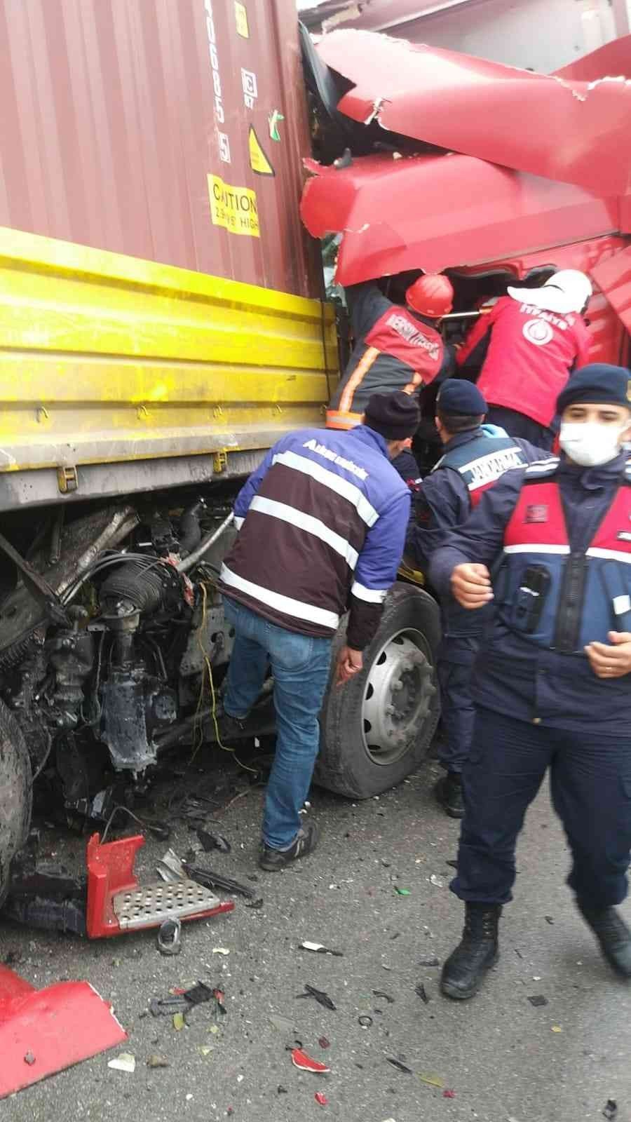TEM Otoyolunda Tıra Çarpan Tırın Şoförü Yaralandı
