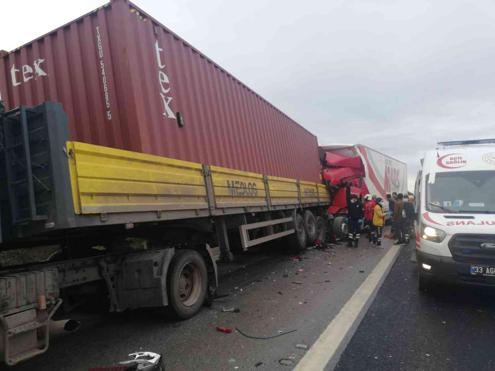 TEM Otoyolunda Tıra Çarpan Tırın Şoförü Yaralandı
