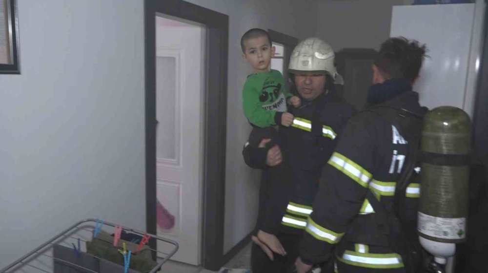 Aksaray'da Yanan Evde Ölümden Döndüler