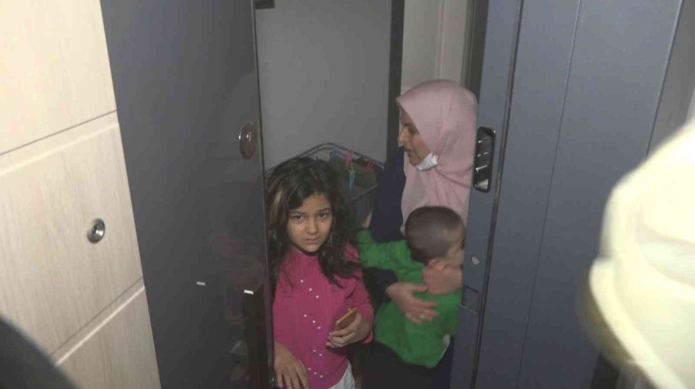 Aksaray'da Yanan Evde Ölümden Döndüler