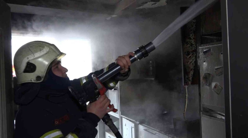 Aksaray'da Yanan Evde Ölümden Döndüler