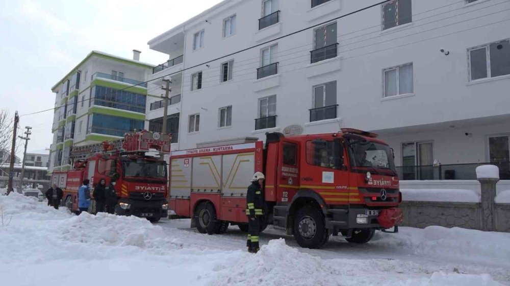 Aksaray'da Yanan Evde Ölümden Döndüler