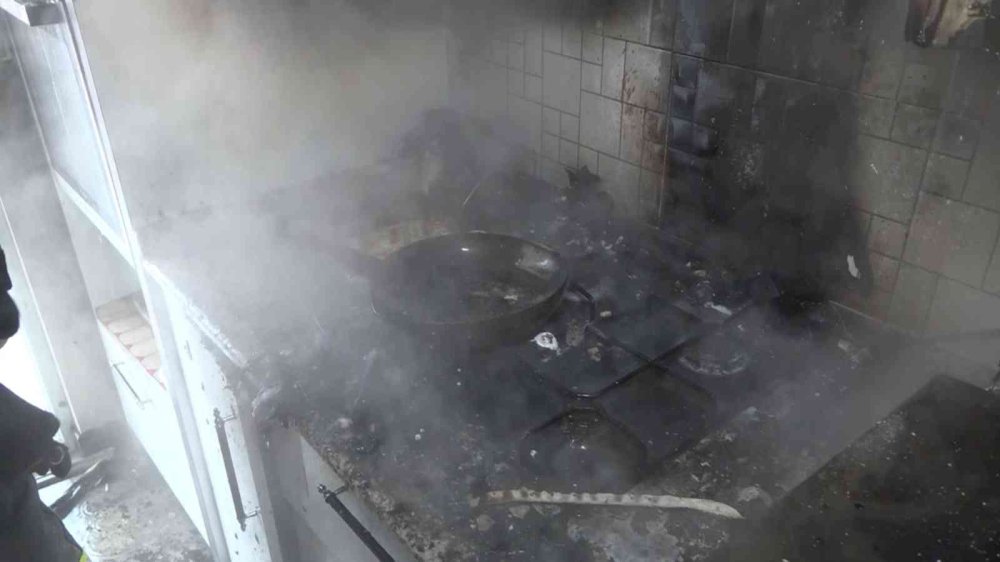 Aksaray'da Yanan Evde Ölümden Döndüler