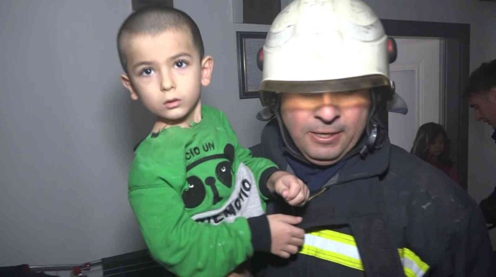 Aksaray'da Yanan Evde Ölümden Döndüler