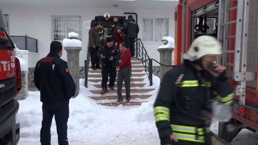 Aksaray'da Yanan Evde Ölümden Döndüler