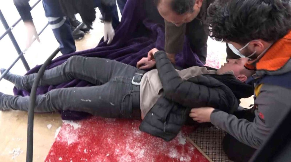 Aksaray'da Yanan Evde Ölümden Döndüler