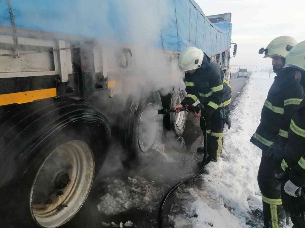 Aksaray'da Lastik Adeta Bomba Gibi Patladı