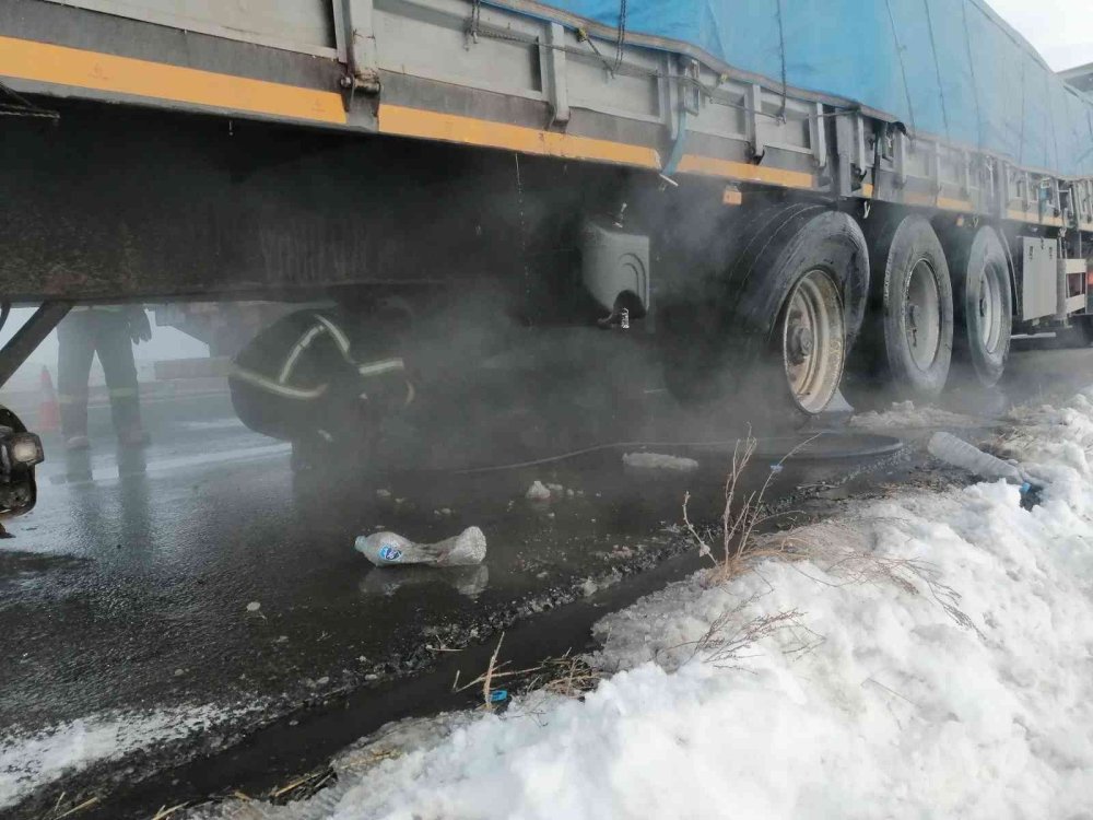 Aksaray'da Lastik Adeta Bomba Gibi Patladı