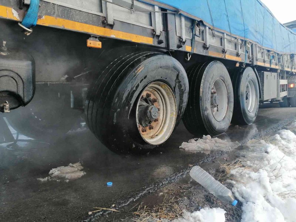 Aksaray'da Lastik Adeta Bomba Gibi Patladı