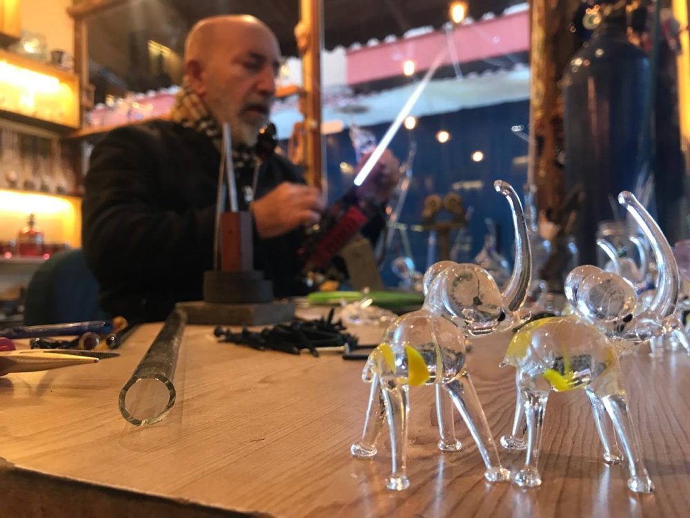 Camlara Nefesiyle Şekil Veriyor