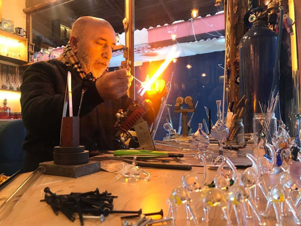 Camlara Nefesiyle Şekil Veriyor