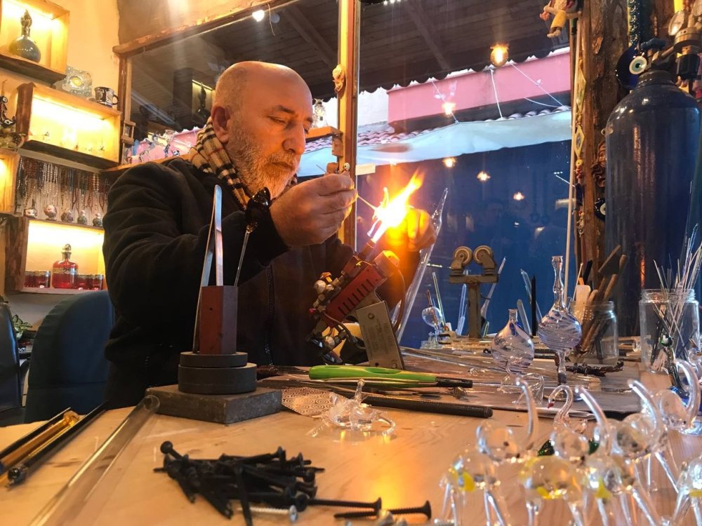 Camlara Nefesiyle Şekil Veriyor