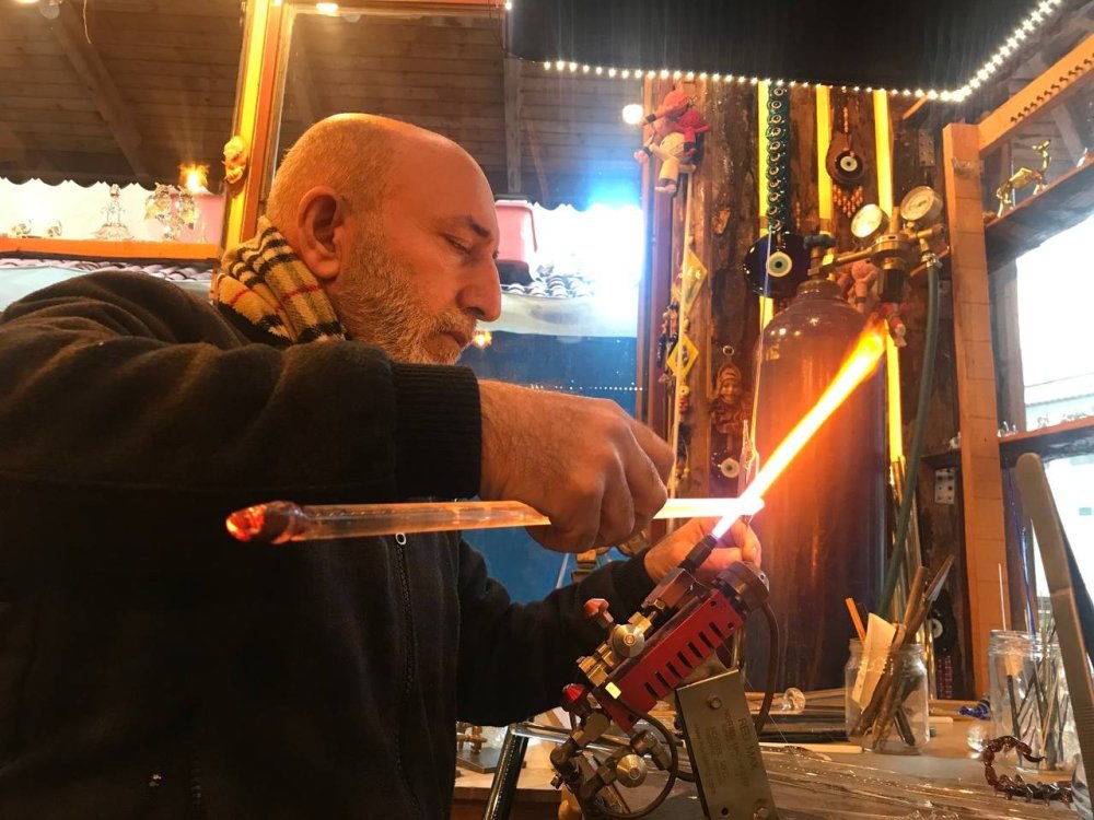 Camlara Nefesiyle Şekil Veriyor