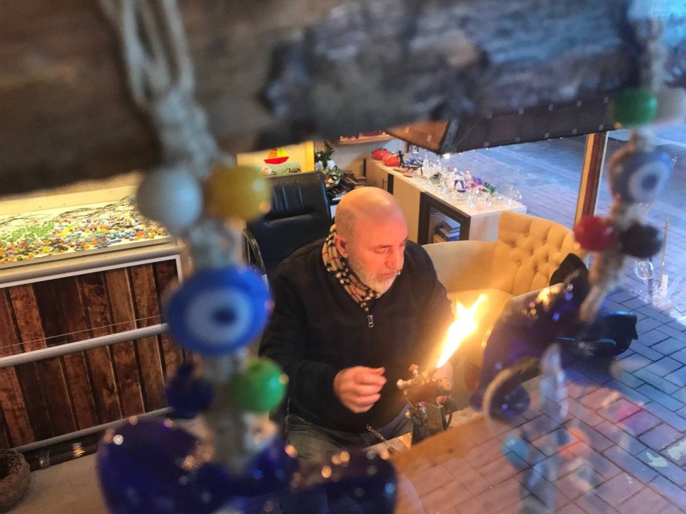 Camlara Nefesiyle Şekil Veriyor