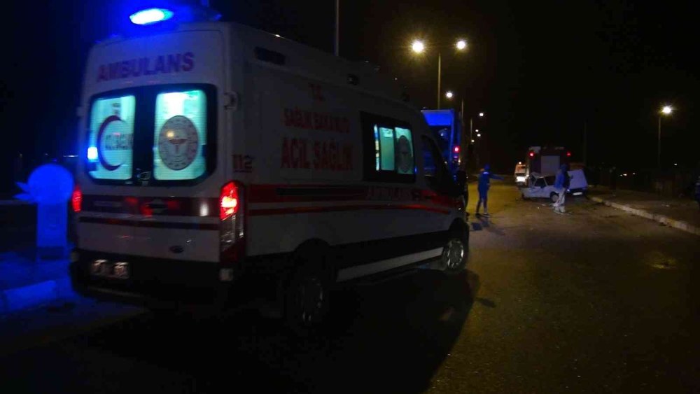 Kamyonet Araca Çarptı, Aynı Aileden 3 Kişi Ağır Yaralandı