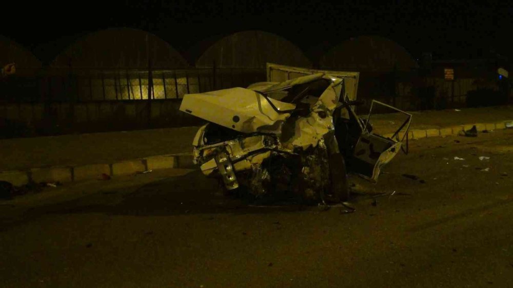 Kamyonet Araca Çarptı, Aynı Aileden 3 Kişi Ağır Yaralandı