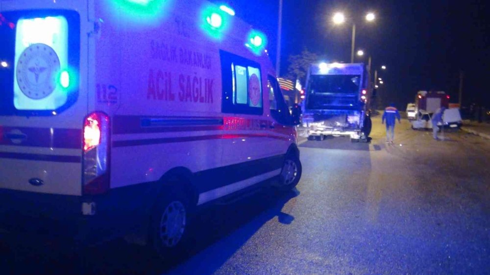 Kamyonet Araca Çarptı, Aynı Aileden 3 Kişi Ağır Yaralandı