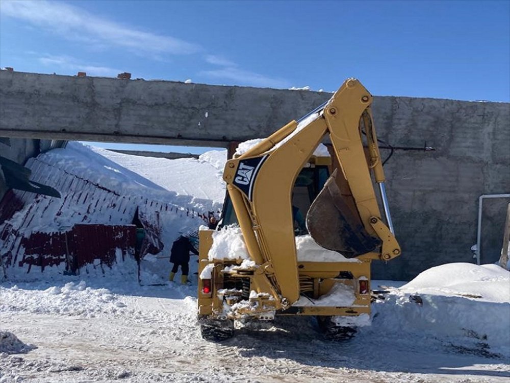 Konya'da Kara Dayanamayan Çatı Çöktü