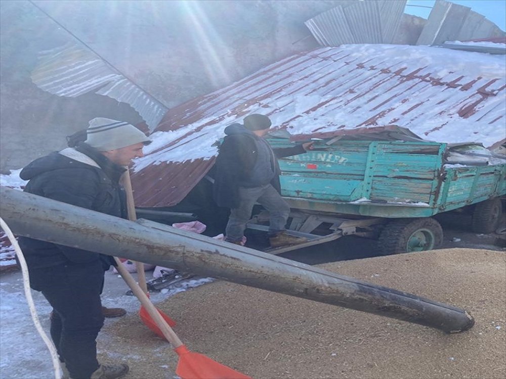 Konya'da Kara Dayanamayan Çatı Çöktü