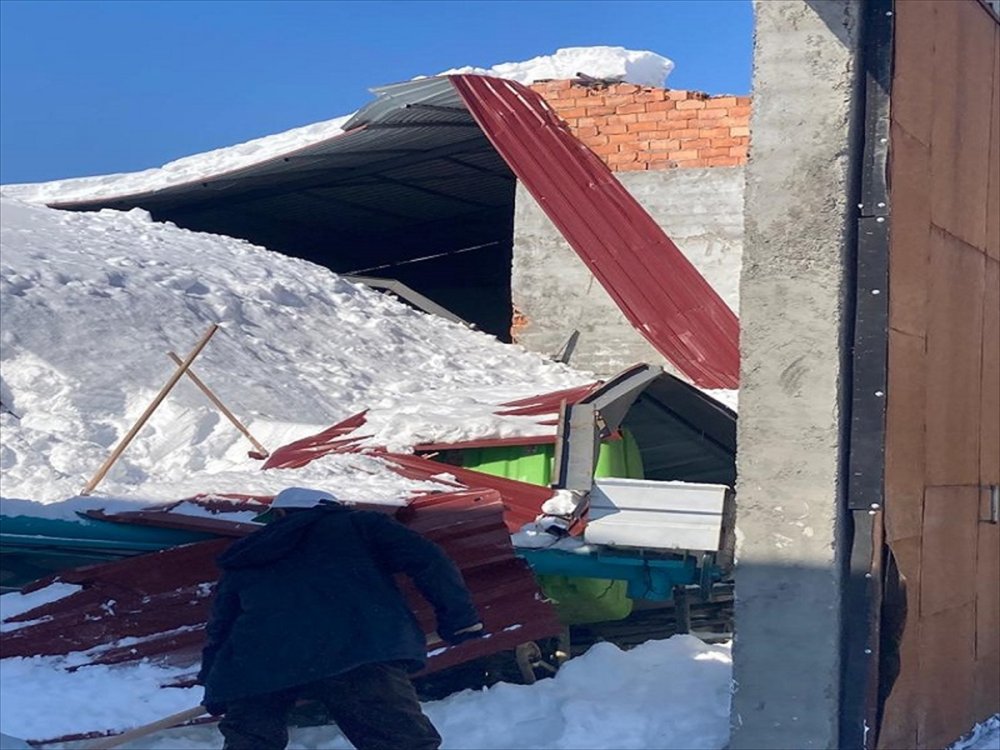 Konya'da Kara Dayanamayan Çatı Çöktü