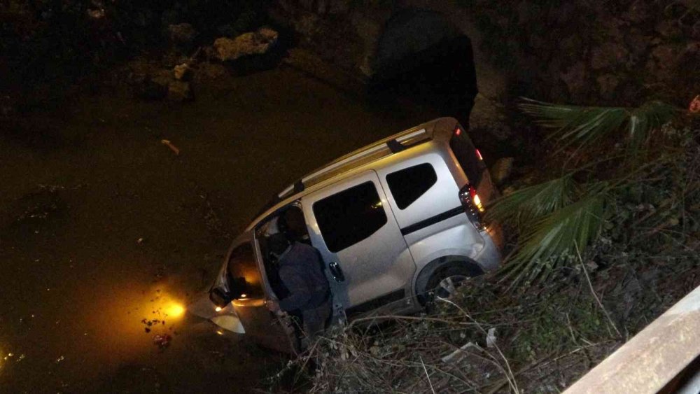 Otomobille Çarpışan Ticari Araç Korkulukları Parçalayıp Kanala Uçtu