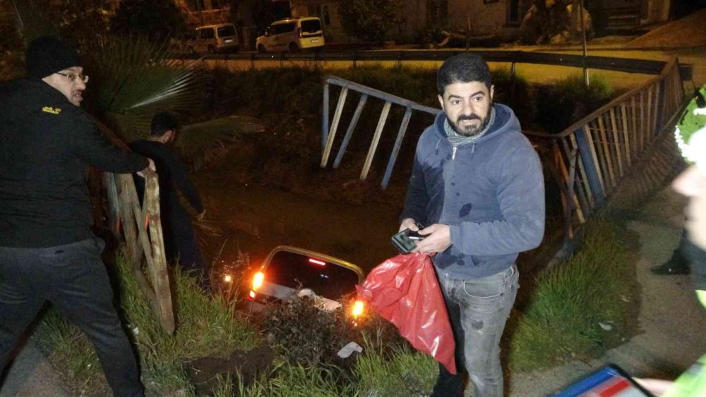 Otomobille Çarpışan Ticari Araç Korkulukları Parçalayıp Kanala Uçtu