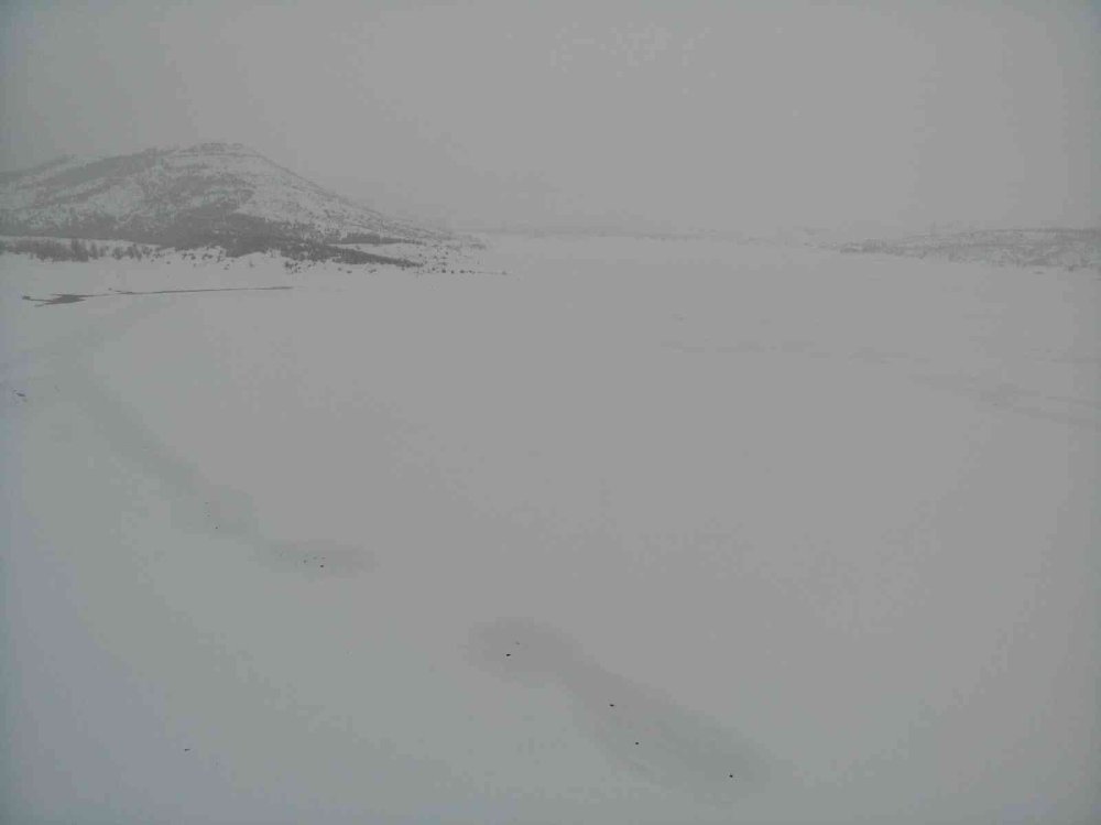 Buz Tutan Altınapa Baraj Gölü Karla Kaplandı