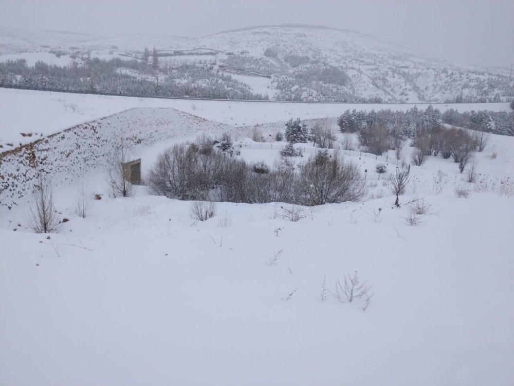 Buz Tutan Altınapa Baraj Gölü Karla Kaplandı