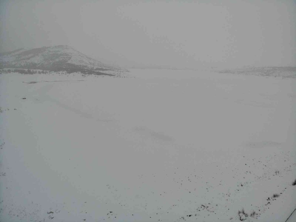 Buz Tutan Altınapa Baraj Gölü Karla Kaplandı