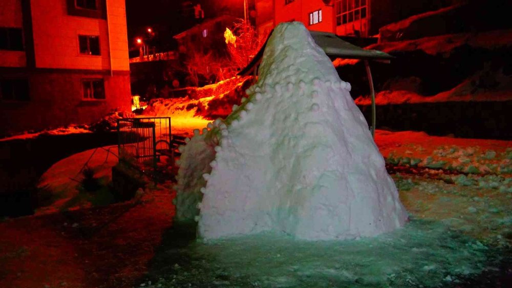 Ermenek'te Cami Bahçesindeki Karlar Eğlence Oldu