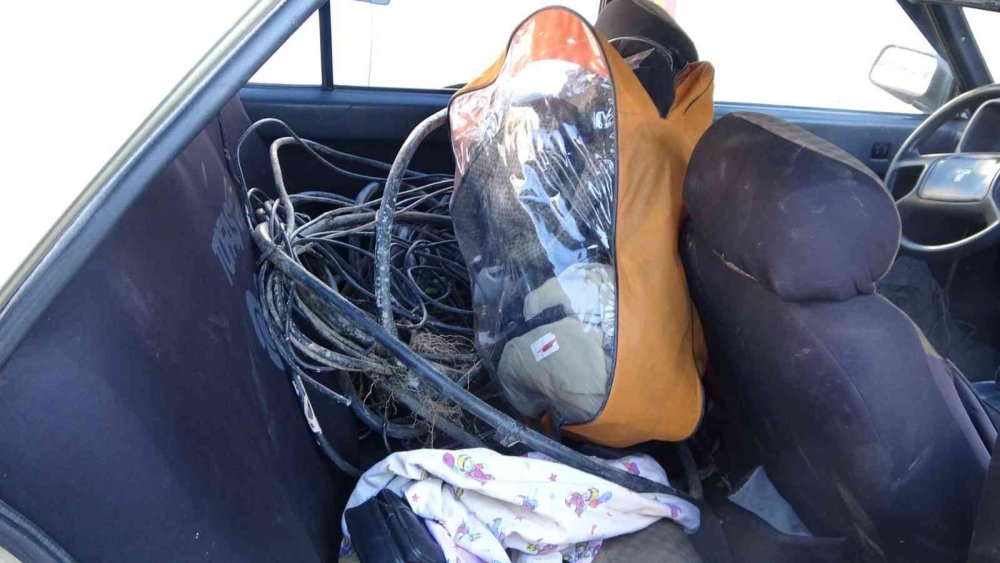 Suç Makinesi Hırsızlar, Polis Aracına Çarpınca Yakayı Ele Verdi