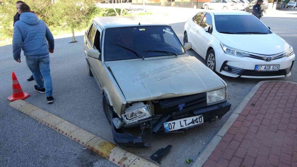 Suç Makinesi Hırsızlar, Polis Aracına Çarpınca Yakayı Ele Verdi