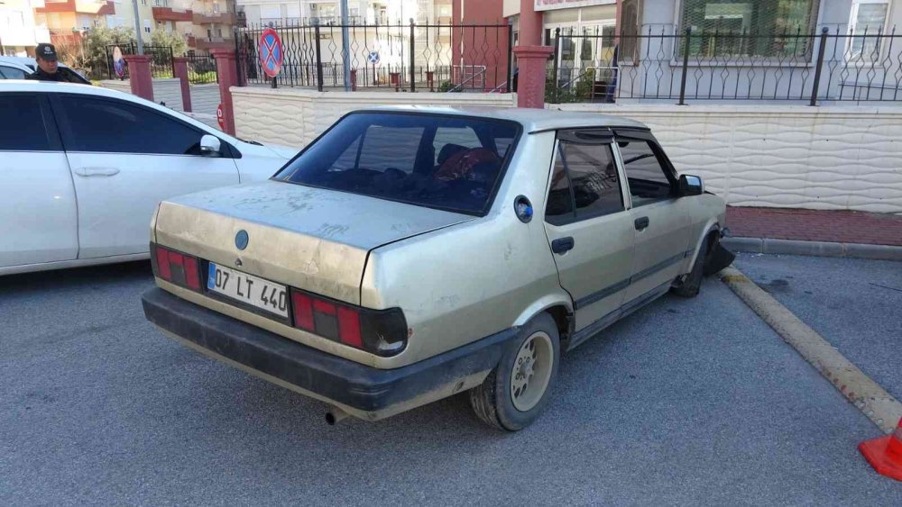 Suç Makinesi Hırsızlar, Polis Aracına Çarpınca Yakayı Ele Verdi