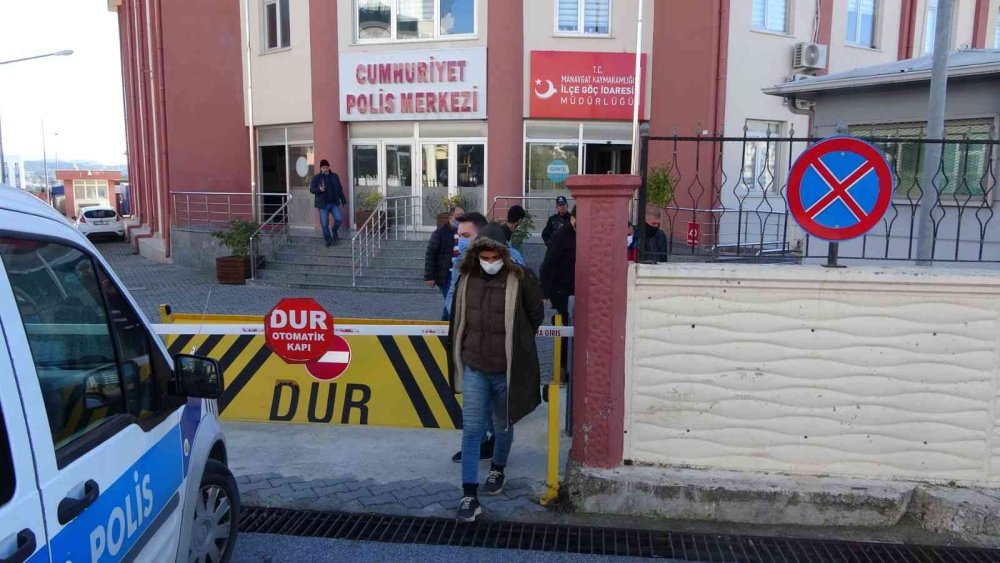 Suç Makinesi Hırsızlar, Polis Aracına Çarpınca Yakayı Ele Verdi