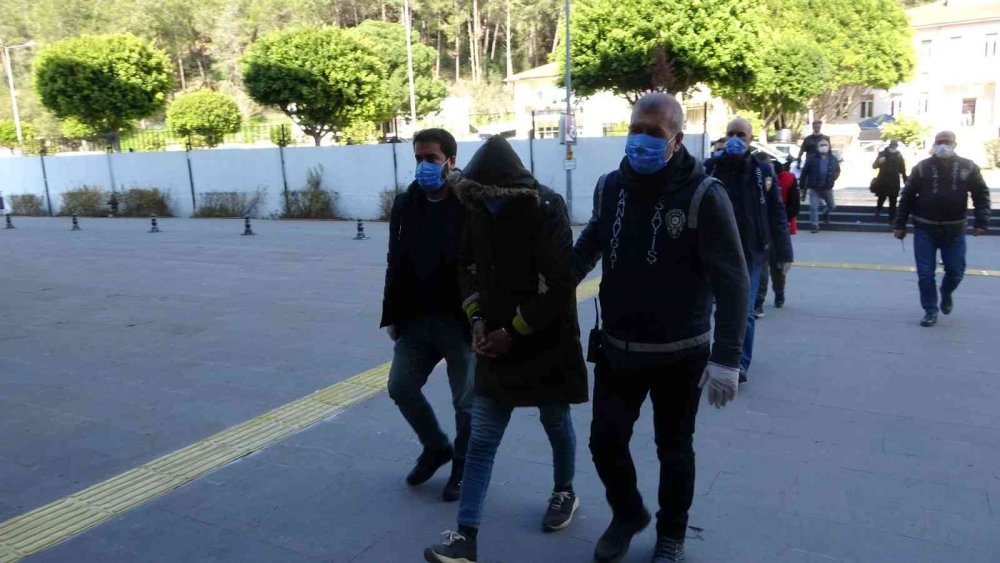 Suç Makinesi Hırsızlar, Polis Aracına Çarpınca Yakayı Ele Verdi