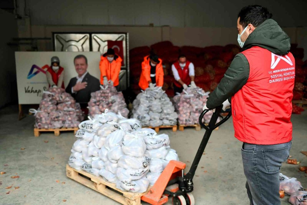 Mersin'de Vatandaşa Patates Ve Soğan Dağıtımı