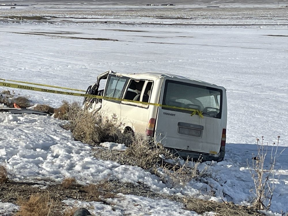 Karaman'da İşçileri Taşıyan Minibüs Devrildi, 1 Kişi Öldü, 5 Kişi Yaralandı