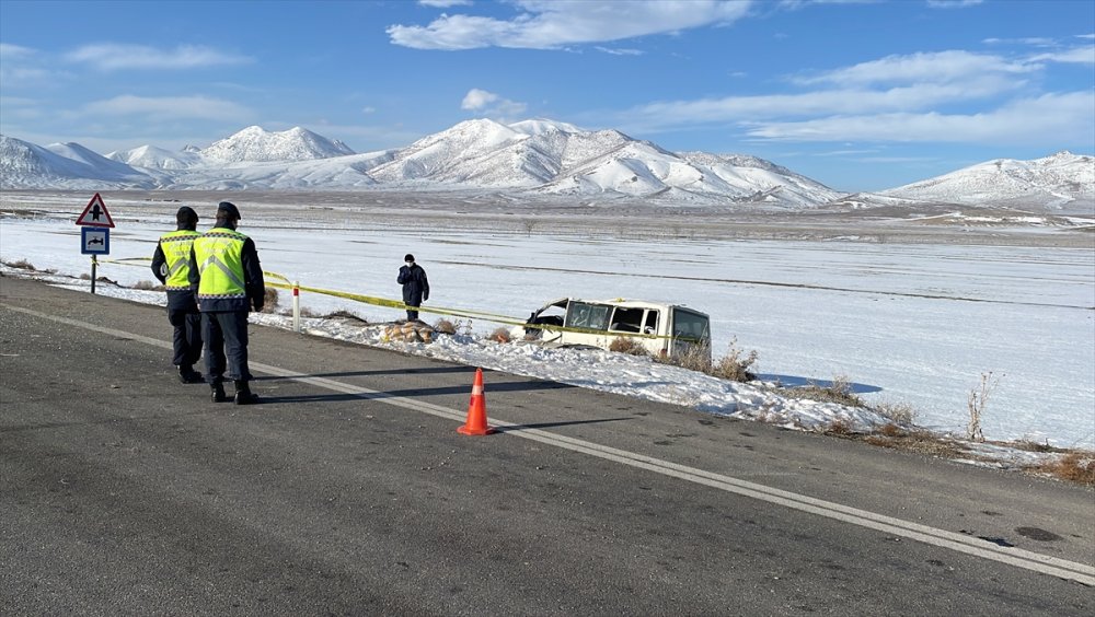 Karaman'da İşçileri Taşıyan Minibüs Devrildi, 1 Kişi Öldü, 5 Kişi Yaralandı