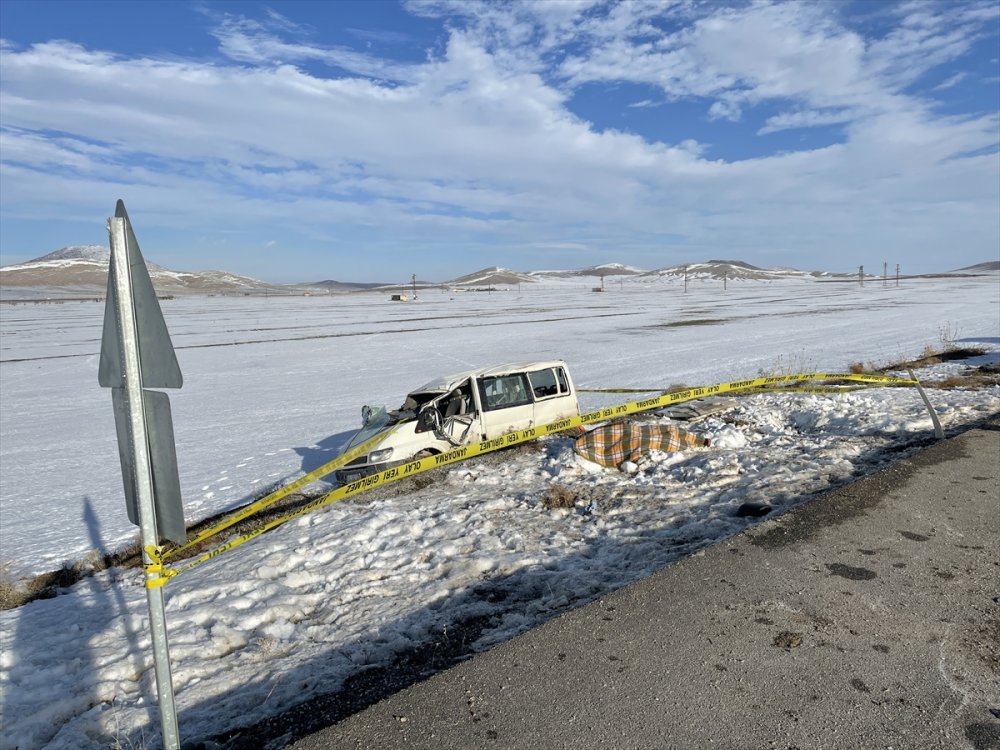 Karaman'da İşçileri Taşıyan Minibüs Devrildi, 1 Kişi Öldü, 5 Kişi Yaralandı