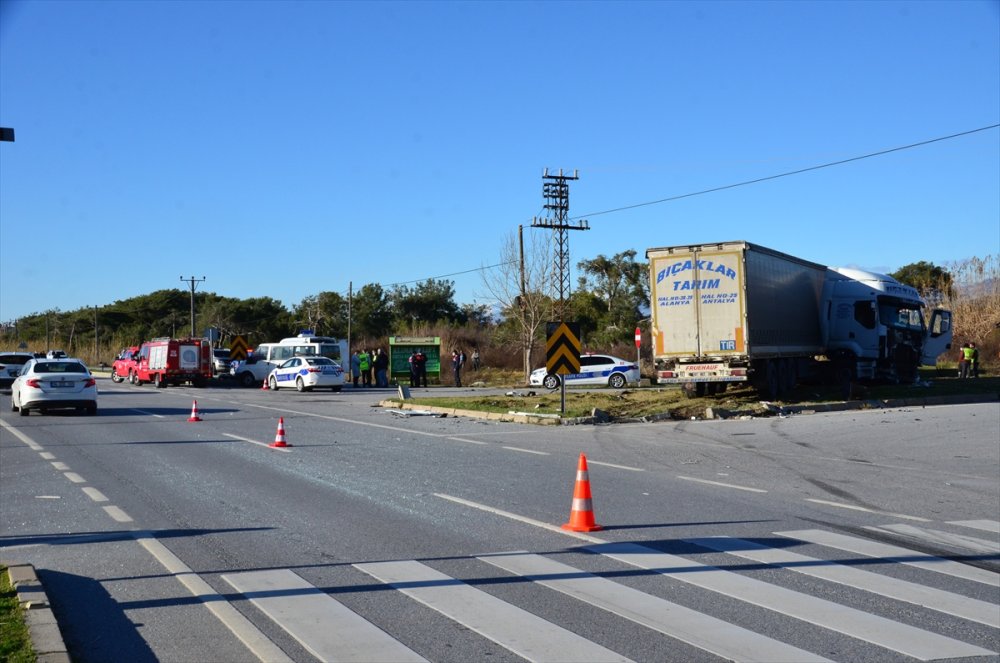 Antalya’da Tırla Otomobilin Çarpıştığı Kazada 2 Kişi Öldü