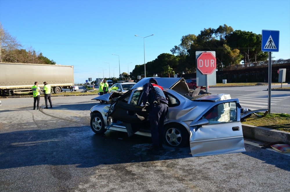 Antalya’da Tırla Otomobilin Çarpıştığı Kazada 2 Kişi Öldü