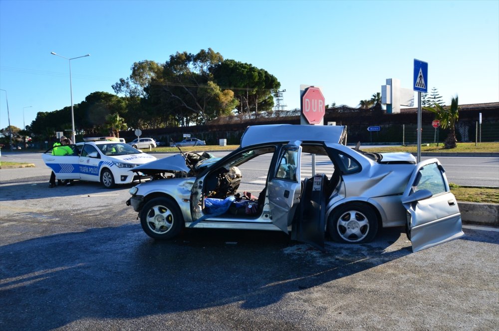 Antalya’da Tırla Otomobilin Çarpıştığı Kazada 2 Kişi Öldü