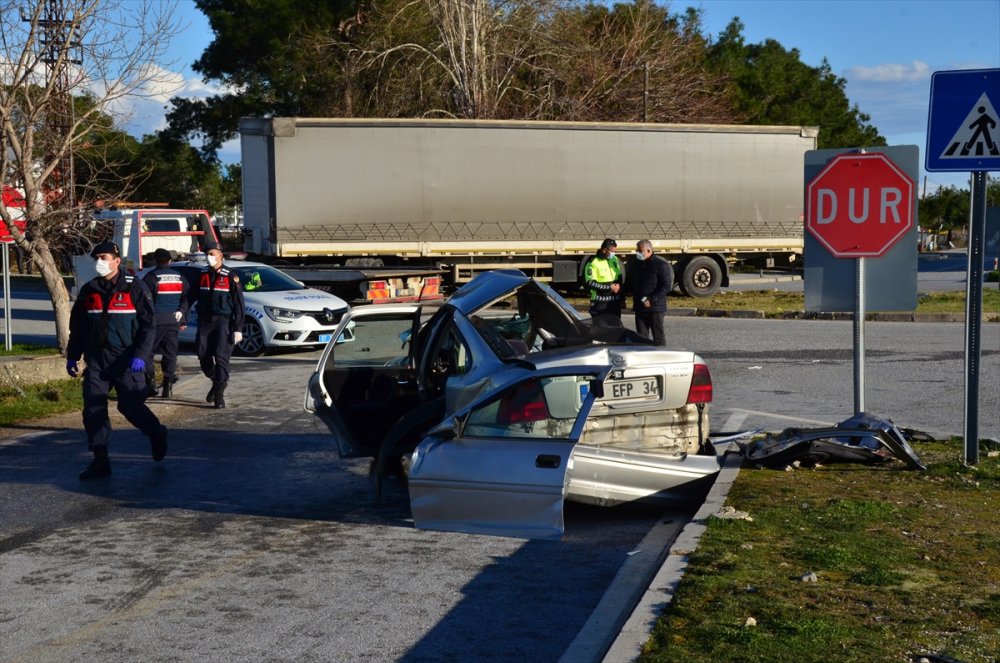 Antalya’da Tırla Otomobilin Çarpıştığı Kazada 2 Kişi Öldü