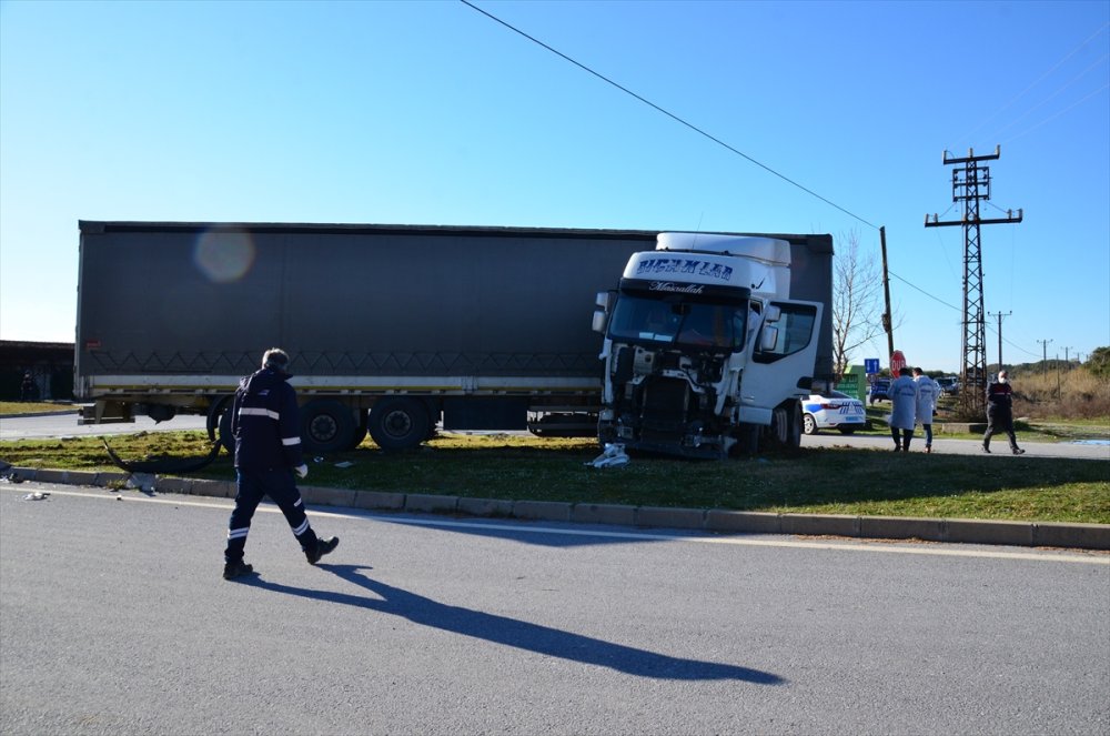 Antalya’da Tırla Otomobilin Çarpıştığı Kazada 2 Kişi Öldü