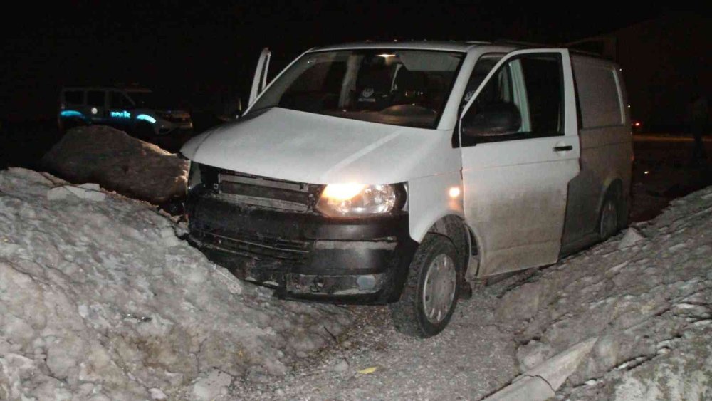 Karaman’da Hafif Ticari Araç İle Otomobil Çarpıştı: 9 Yaralı