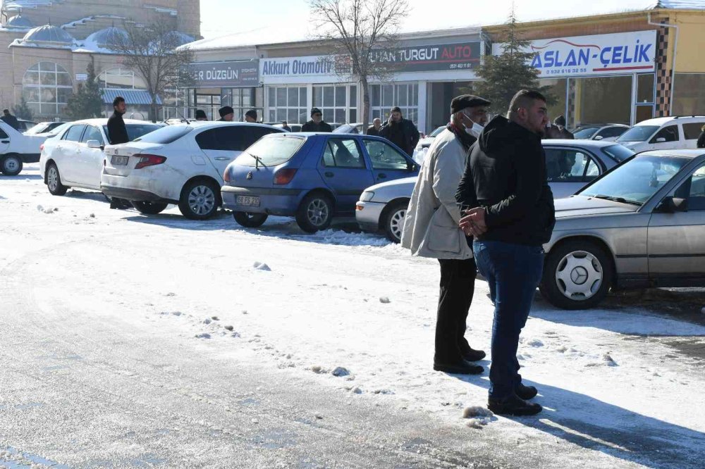 Aksaray'da İkinci Elde Yaprak Kımıldamıyor